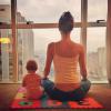 Gisele Bündchen ensina a filha, Vivian Lake, de apenas 11 meses, a meditar e alongar