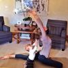 Com apenas 11 meses, Vivian Lake, filha de Gisele Bündchen, imita a mãe nos movimentos de ioga