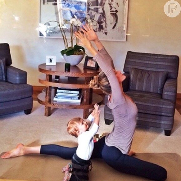 Com apenas 11 meses, Vivian Lake, filha de Gisele Bündchen, imita a mãe nos movimentos de ioga