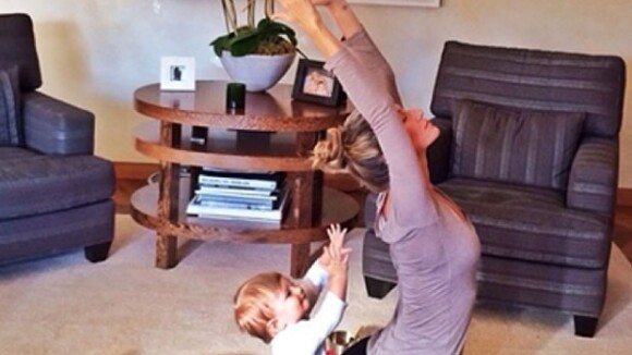 Aos 11 meses, filha de Gisele Bündchen imita a mãe em movimento de ioga