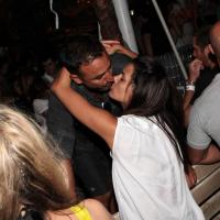 Fernanda Motta dá beijo apaixonado no marido, Roger, em Jurerê Internacional, SC