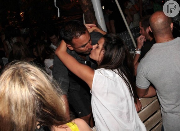 Fernanda Motta é flagrada aos beijos com o marido, Roger Rodrigues, em Jurerê Internacional, em 30 de dezembro de 2012