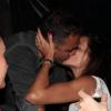 Fernanda Motta beija o marido em festa
