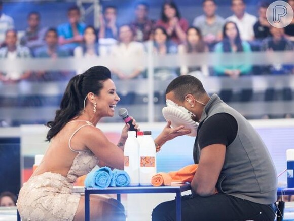 Scheila Carvalho dá torta na cara de seu marido, Tony Salles, no palco do 'Domingo da Gente', nesse domingo, 1 de dezembro de 2013