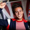 O jovem de 19 anos Tom Daley, astro do salto ornamental do Reino Unido, assume ser gay e estar 'namorando um cara' nesta segunda-feira, 2 de dezembro de 2013
