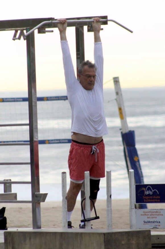 Pedro Bial é flagrado fazendo exercícios na orla do Leblon, na Zona Sul do Rio de Janeiro, em 3 de dezembro de 2013