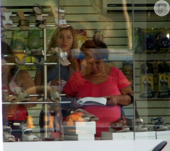 Acompanhada de sua babá, Mariazinha, Sasha Meneghel, filha de Xuxa, passeou em um shopping na Barra da Tijuca, Zona Oeste do Rio de Janeiro, nesta terça-feira, 3 de dezembro de 2013