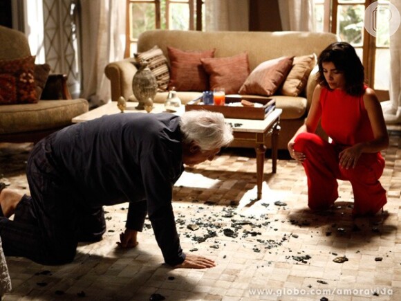 Desnorteado, César (Antonio Fagundes) vai quebrar vários objetos e chega a empurrar a mulher, Aline (Vanessa Giácomo), que ri da desgraça do marido