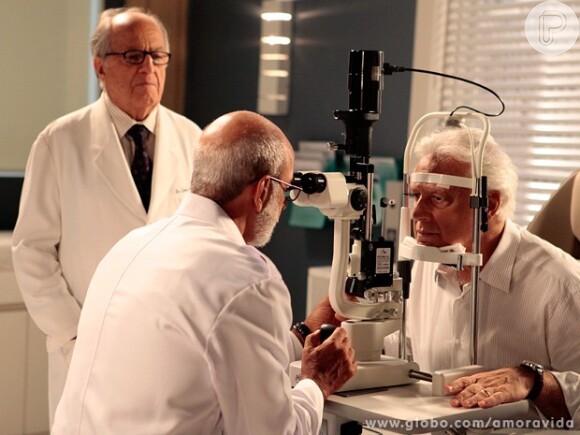 Sob os cuidados de Lutero (Ary Fontoura), César faz exames no San Magno com oftamologista renomado