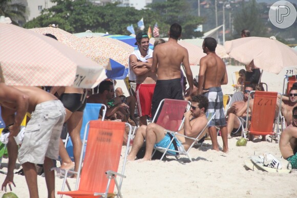 Caio Castro curtiu uma praia, nesta quinta-feira, 5 de dezembro de 2013