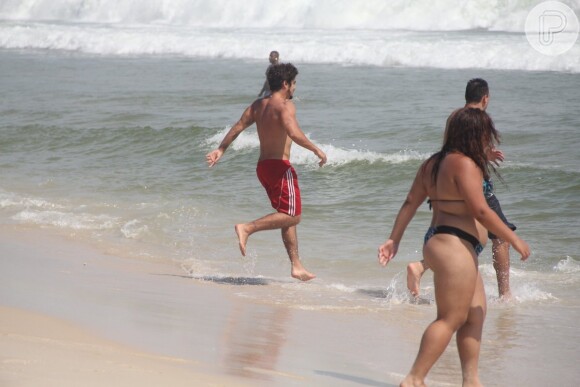 Caio Castro se jogou no mar, em 5 de dezembro de 2013