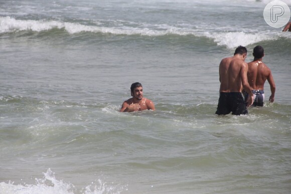 Caio Castro se refresca no mar da praia da Barra da Tijuca, em 5 de dezembro de 2013