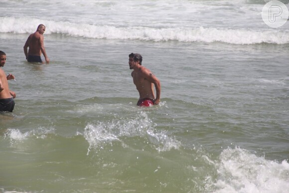 Caio Castro não resistiu e caiu no mar, em 5 de dezembro de 2013