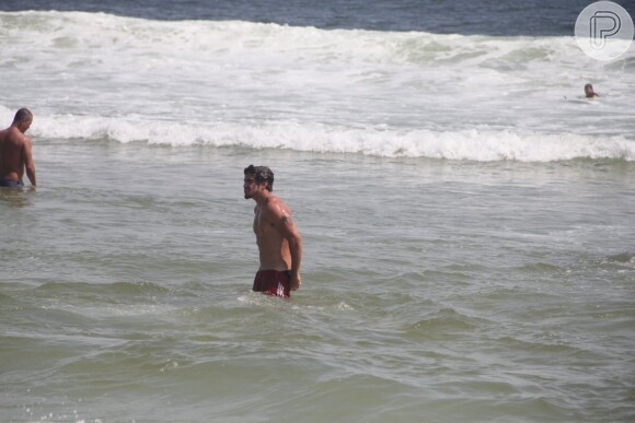 Caio Castro durante mergulho no mar da praia da Barra da Tijuca, em 5 de dezembro de 2013