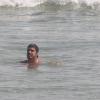 Caio Castro se refrescou na água, em 5 de dezembro de 2013