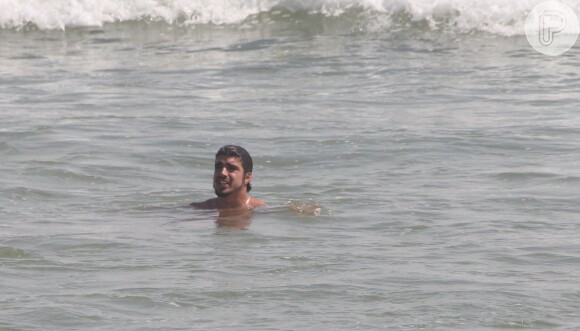 Caio Castro se refrescou na água, em 5 de dezembro de 2013