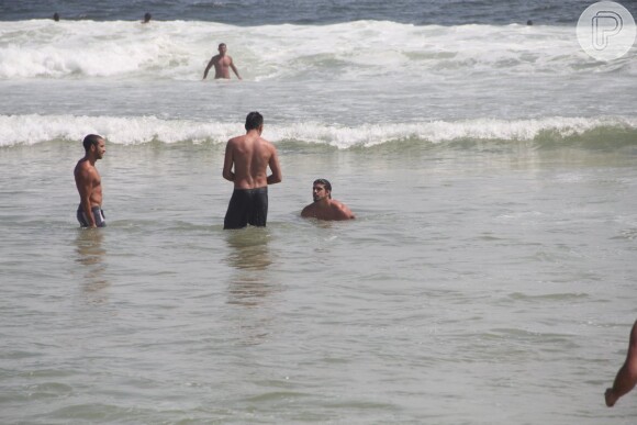 Caio Castro curtiu a praia da Barra da Tijuca, em 5 de dezembro de 2013
