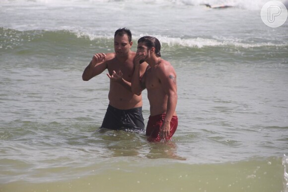 Caio Castro durante mergulho, nesta quinta-feira, 5 de dezembro de 2013