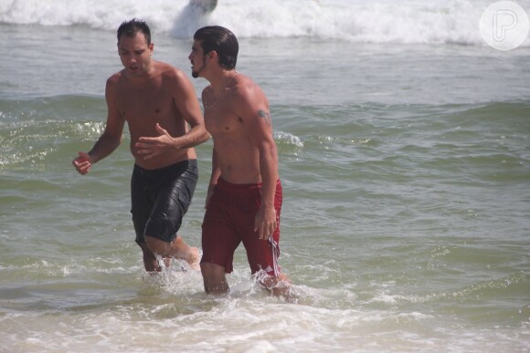 Caio Castro sempre é visto curtindo as praias cariocas, em 5 de dezembro de 2013
