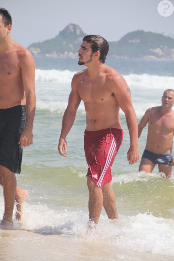 Caio Castro exibe boa forma na praia da Barra da Tijuca, em 5 de dezembro de 2013