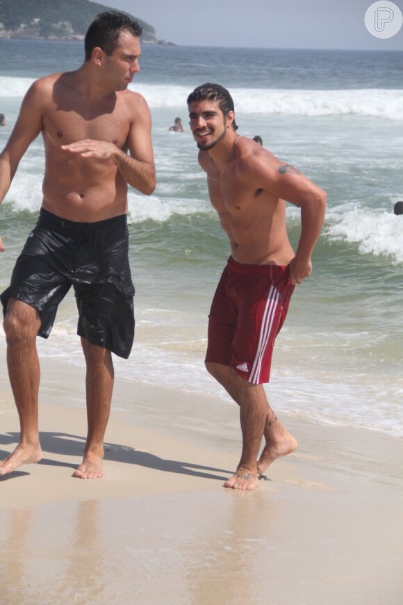 Caio Castro se refrescou no mar da praia da Barra da Tijuca, em 5 de dezembro de 2013