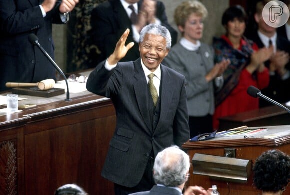 Nelson Mandela faleceu de complicações pulmonares em sua residência, em Joanesburgo, onde morava com a mulher, Graça Machel, em 5 de dezembro de 2013