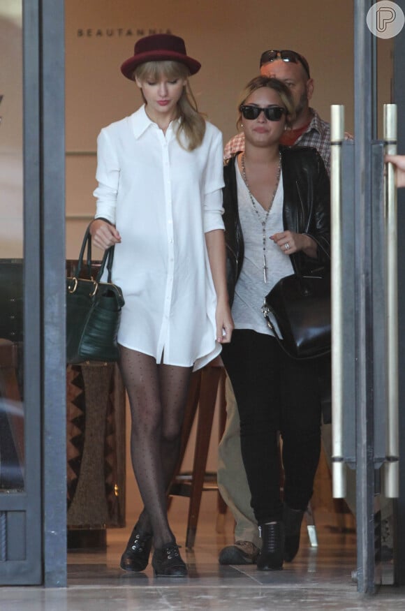 Taylor Swift e Demi Lovato, amigas de longa data, juntas em um passeio a um shopping em Nova York, em setembro de 2013