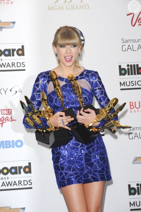 Taylor Swift com as suas estatuetas no Bilboard Awards 2013. Sucesso total!