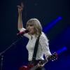 Taylor Swift é cantora e também toca instrumentos. Em seus shows, a cantora toca guitarra, violão, piano, ukelele e banjo