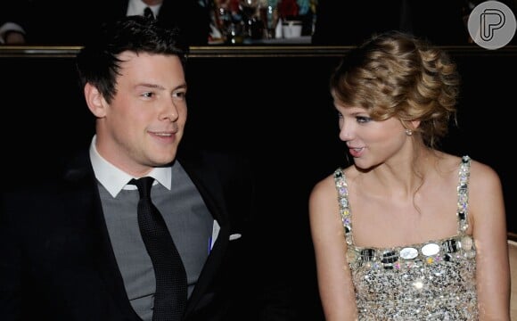 Taylor e Cory Monteith, que morreu neste ano, ficaram juntos por alguns meses em 2010, mas na época, nem a cantora e nem o ator de 'Glee' confirmaram o namoro. Ela só deu a entender que se envolveu com o rapaz  em uma entrevista no programa Ellen DeGeneres, em outubro de 2012 