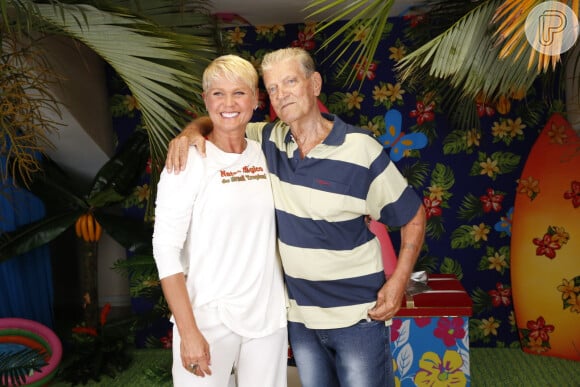 Xuxa recebeu a presença do pai Floriano Meneghel. Os dois ficaram um bom tempo sem se falar, mas a apresentadora voltou às boas com o pai
