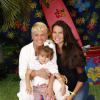 Grávida de 6 meses, a modelo Daniella Sarahyba prestigiou o show de Xuxa com a filha Gabriela