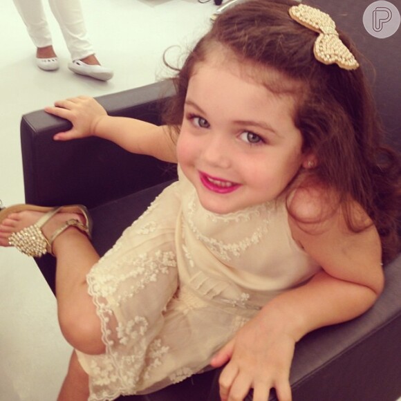 Maysa, filha de Tânia Mara e Jayme Monjardim, posa para fotos após receber tratamento de beleza no salão de Celso Kamura. A imagem foi publicada no Instagram em 7 de dezembro de 2013