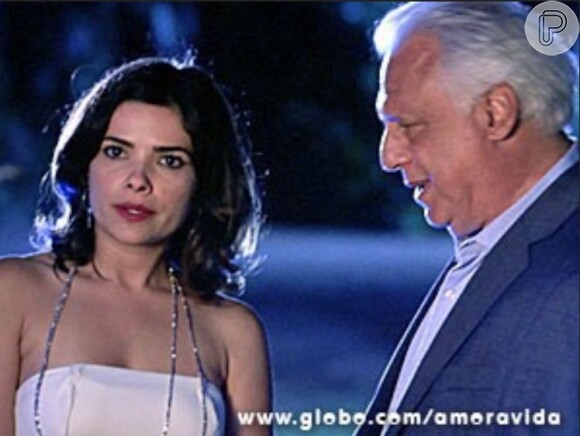 César (Antonio Fagundes) pergunta o que Paloma (Paolla Oliveira) o que ela levou de presente para Aline (Vanessa Giácomo) e se irrita quando a filha diz que não comprou nada para a vilã, em 'Amor à Vida'