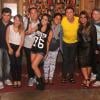 Anitta janta na companhia de Preta Gil e amigos em churrascaria do Rio