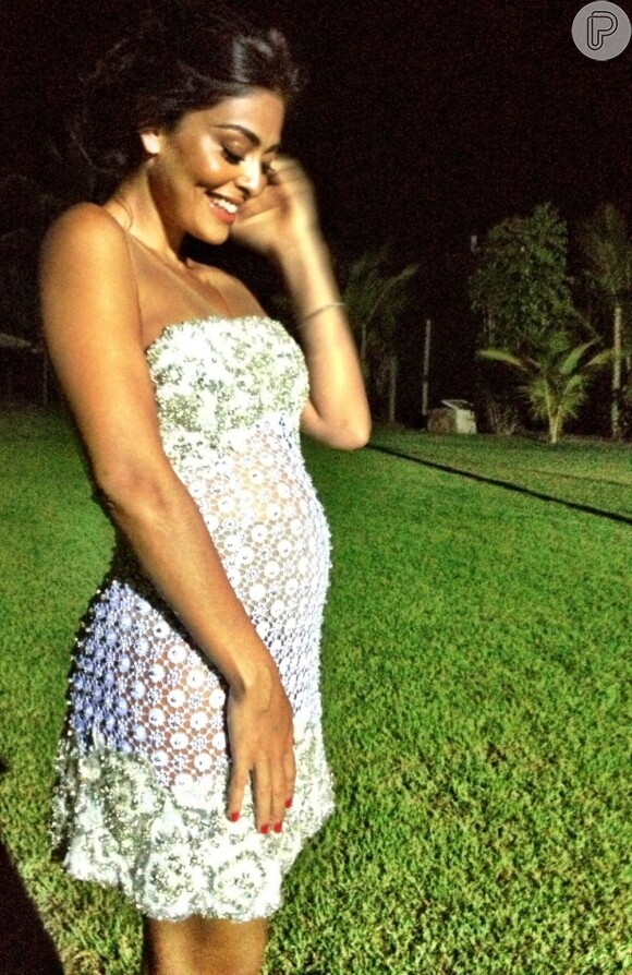 Juliana Paes exibe a barriguinha de 12 semanas de gravidez de seu segundo menino, em foto publicada nesta terça-feira, 1º de janeiro de 2013