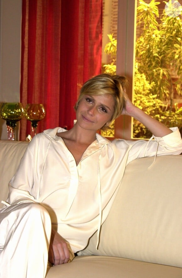Para viver a vilã Bárbara, de 'Da Cor do Pecado', Giovanna Antonelli ficou loira e cortou o cabelo. A novela foi exibida em 2004