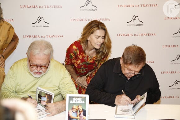 Boni autografa exemplares do livro 'Boni & Amaral - Guia dos Guias', em 10 de dezembro de 2013