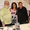 Christiane Torloni posa com Boni e Ricardo Amaral no lançamento do livro 'Boni & Amaral - Guia dos Guias', em 10 de dezembro de 2013