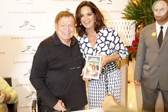 Boni recebeu convidados famosos e autografou exemplares da obra na Livraria Travessa, no Shopping Leblon, Zona Sul do Rio de Janeiro, em 10 de dezembro de 2013