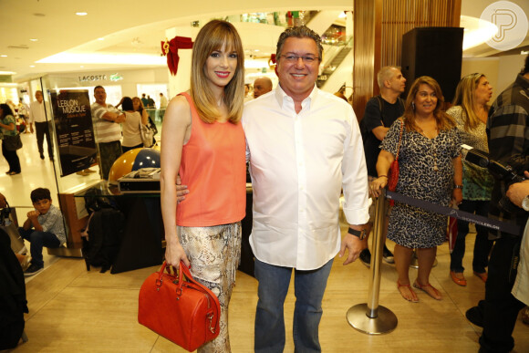 Boninho, filho de Boni, conferiu o lançamento do pai ao lado da mulher, Ana Furtado, em 10 de dezembro de 2013
