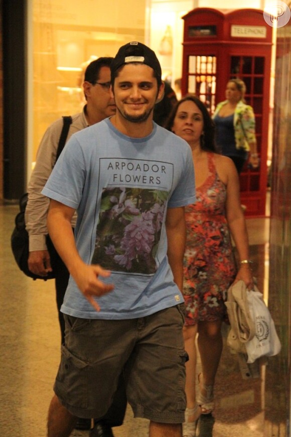 Bruno Gissoni caminha sorridente em shopping carioca