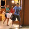 Bruno Gissoni e Yanna Lavigne são flagrados fazendo compras