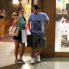 Bruno Gissoni e Yanna Lavigne exbanjam simpatia em shopping