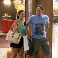Bruno Gissoni faz compras em shopping carioca com a namorada, Yanna Lavigne