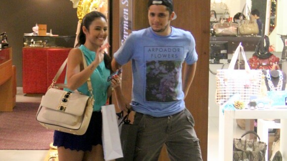 Bruno Gissoni faz compras em shopping carioca com a namorada, Yanna Lavigne