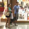 Bruno Gissoni e Yanna Lavigne são flagrados em shopping carioca