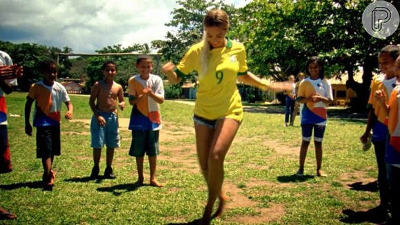 Beyoncé aparece 'quase sambando' com crianças brasileiras em vídeo de divulgação de seu novo álbum