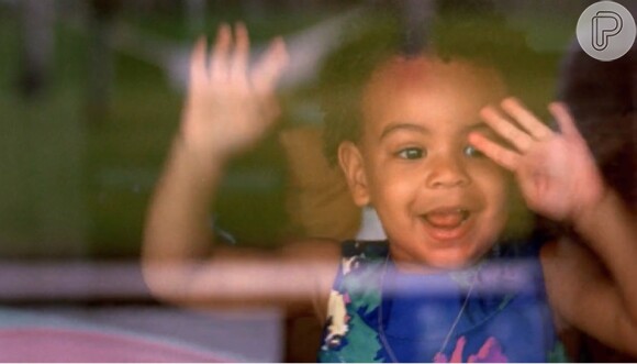 Blue Ivy, filha de Beyoncé e Jay-Z, também aparece sorridente no vídeo