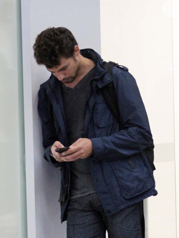 Quando os fãs se afastavam, o ator ficava sério mexendo em seu celular